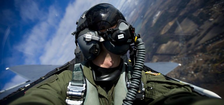 why-do-fighter-pilots-wear-masks-but-airline-pilots-don-t-pilot-teacher